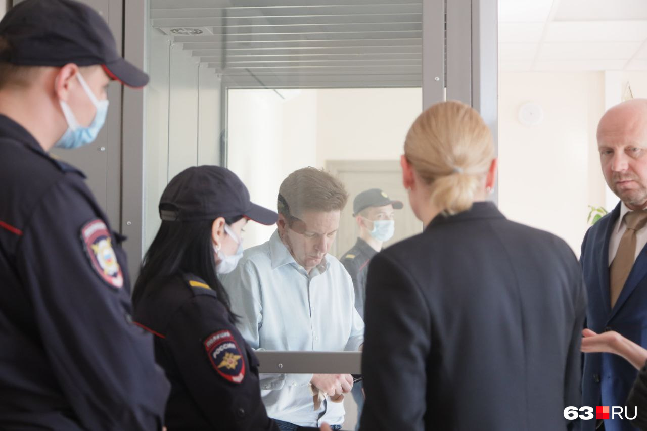 Перед началом заседания министр побеседовал со своими защитниками Перед началом заседания министр побеседовал со своими защитниками