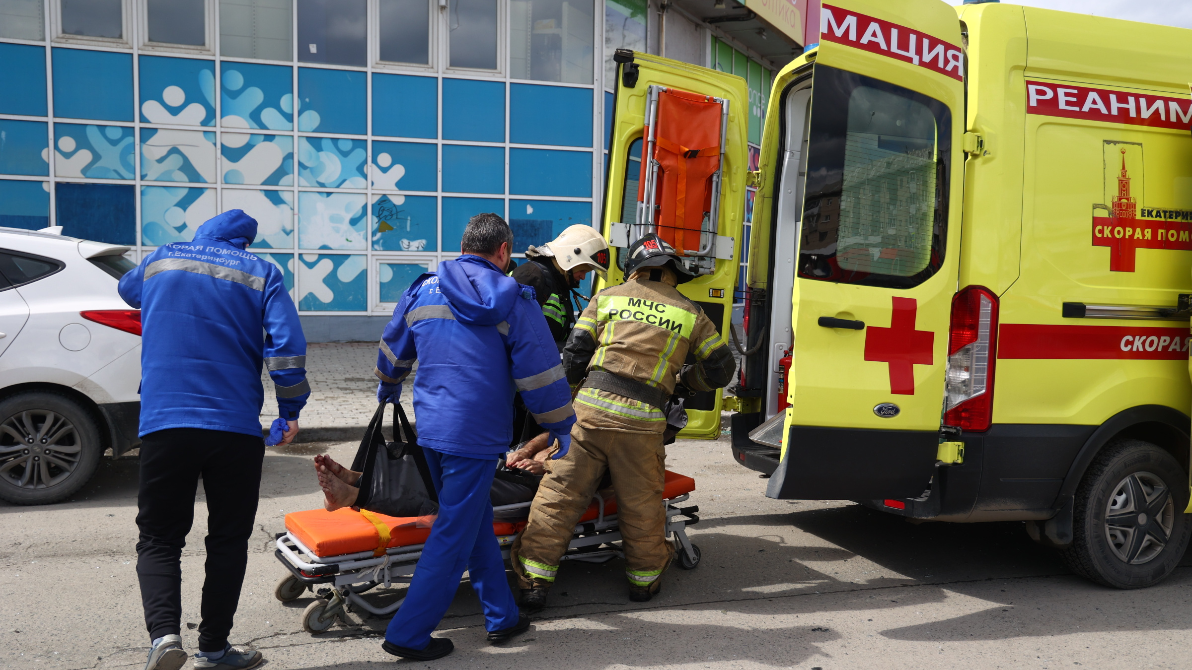 В Екатеринбурге случился страшный пожар у Автовокзала. Мужчина сорвался с балкона и погиб
