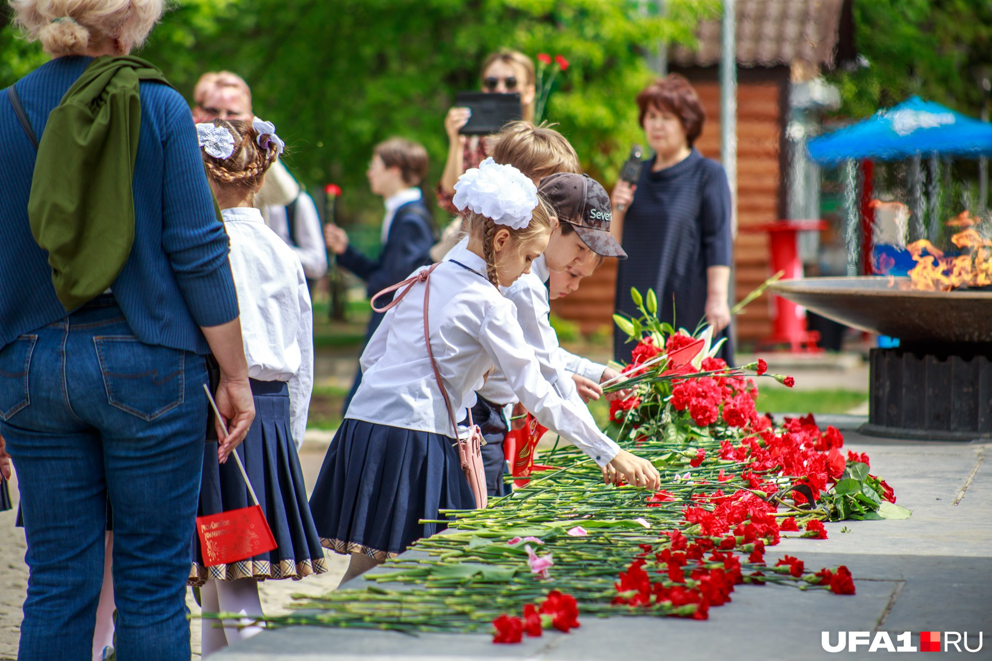 Место вокруг Вечного огня быстро заполнилось цветами