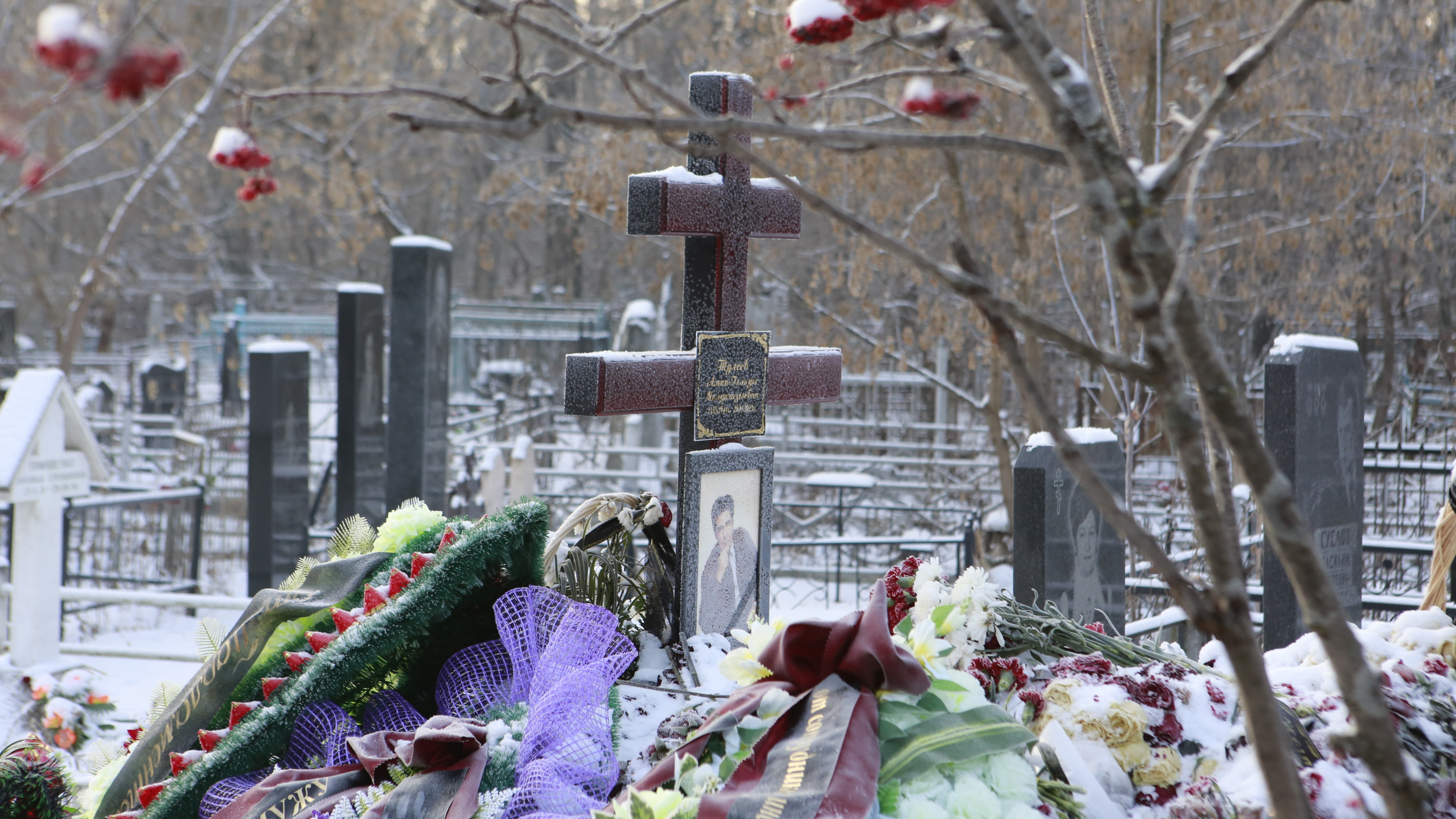 Со дня смерти Амана Тулеева прошло девять дней. Посмотрели, как сейчас выглядит его могила