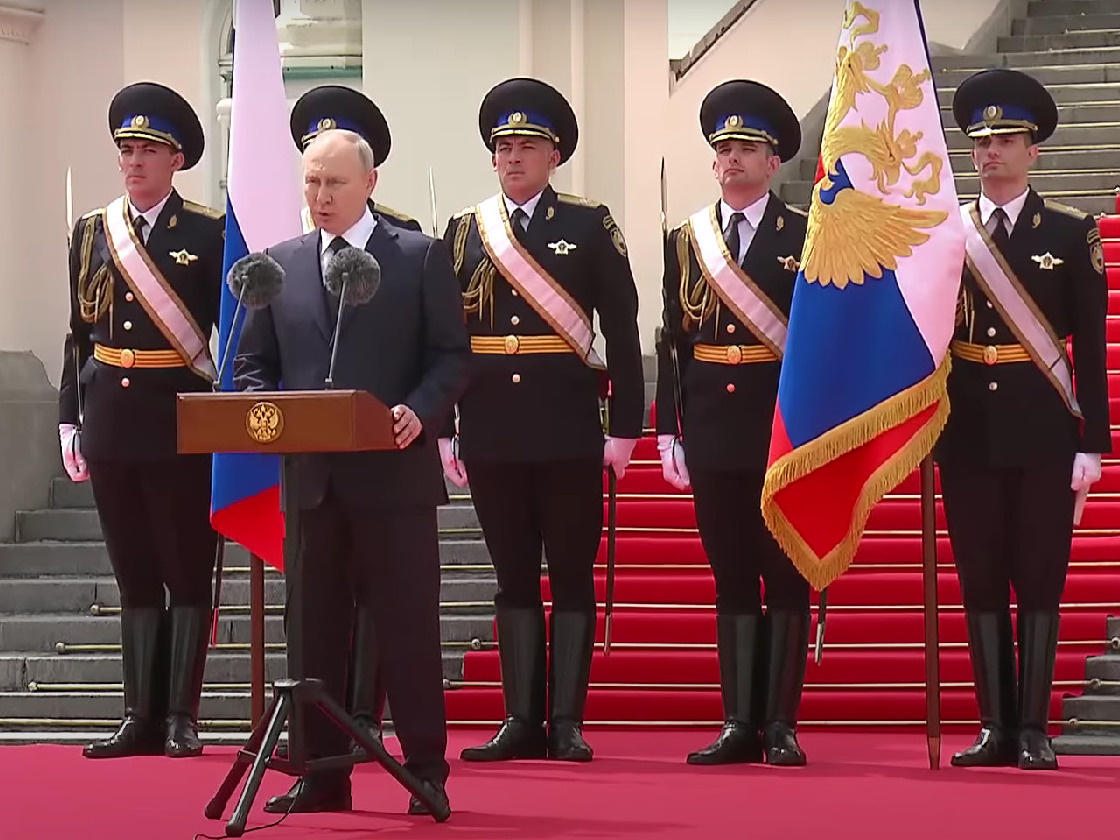 «Они все стояли насмерть». Как Путин благодарил силовиков и военнослужащих