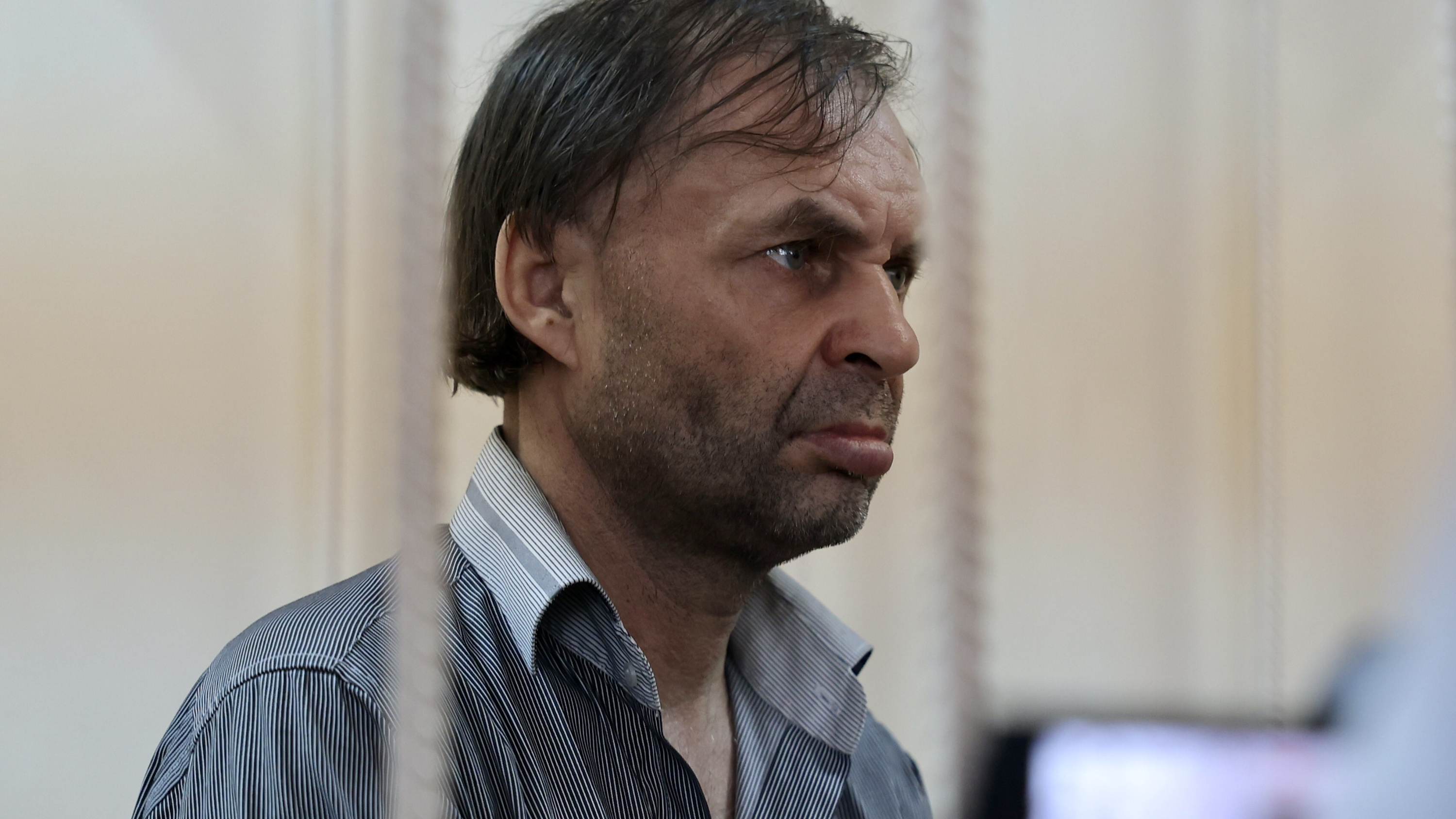Челябинского маньяка отправили в СИЗО, а его мать освободили. Что они заявили в суде — онлайн-репортаж