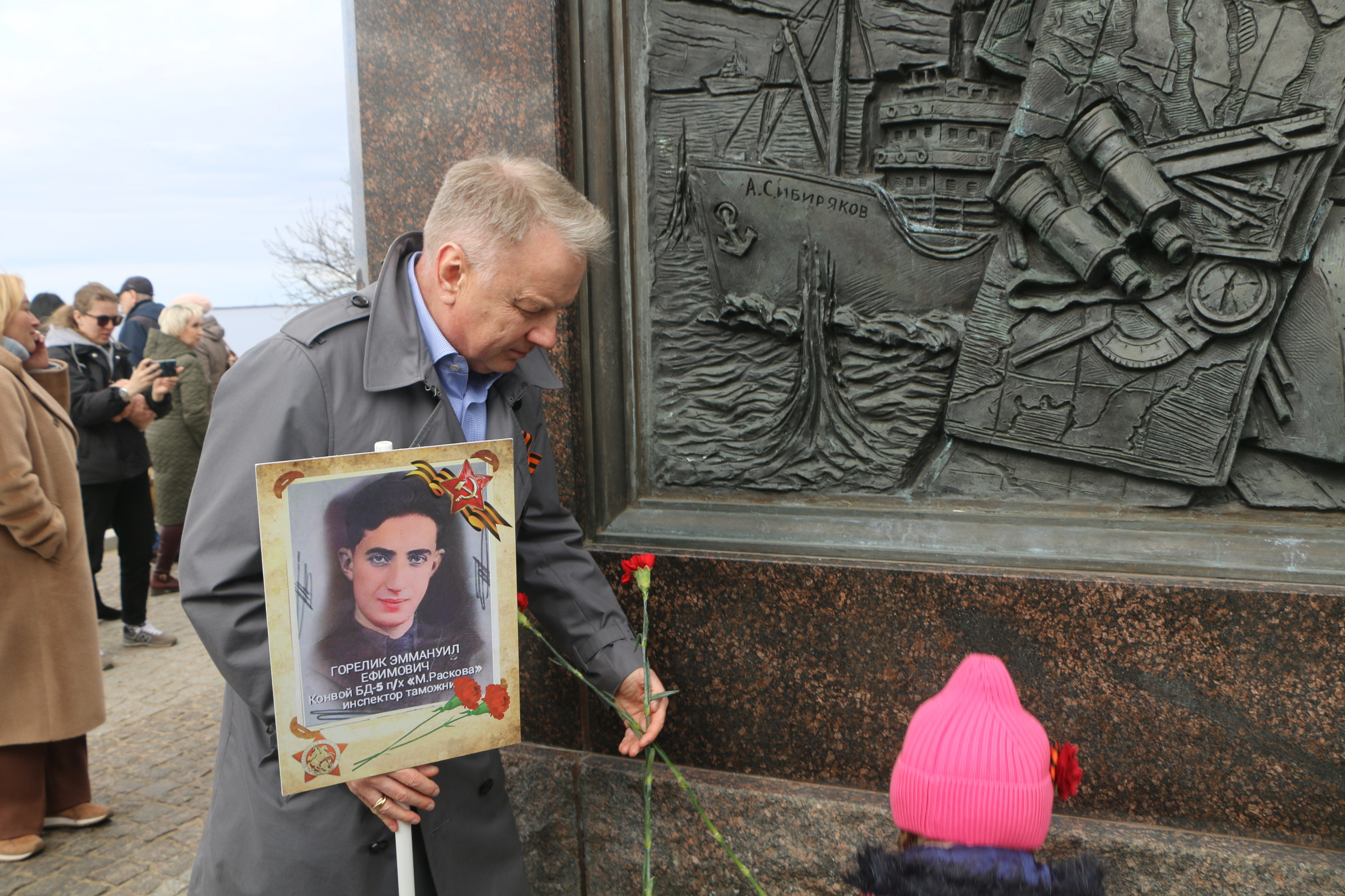 Олег маслов художник картины. Владимир ильич толстой внук льва толстого. Бессмертный полк 2013 москва. Потомок собираться. 2010 год первая акция бессмертный полк на поклонной горе.