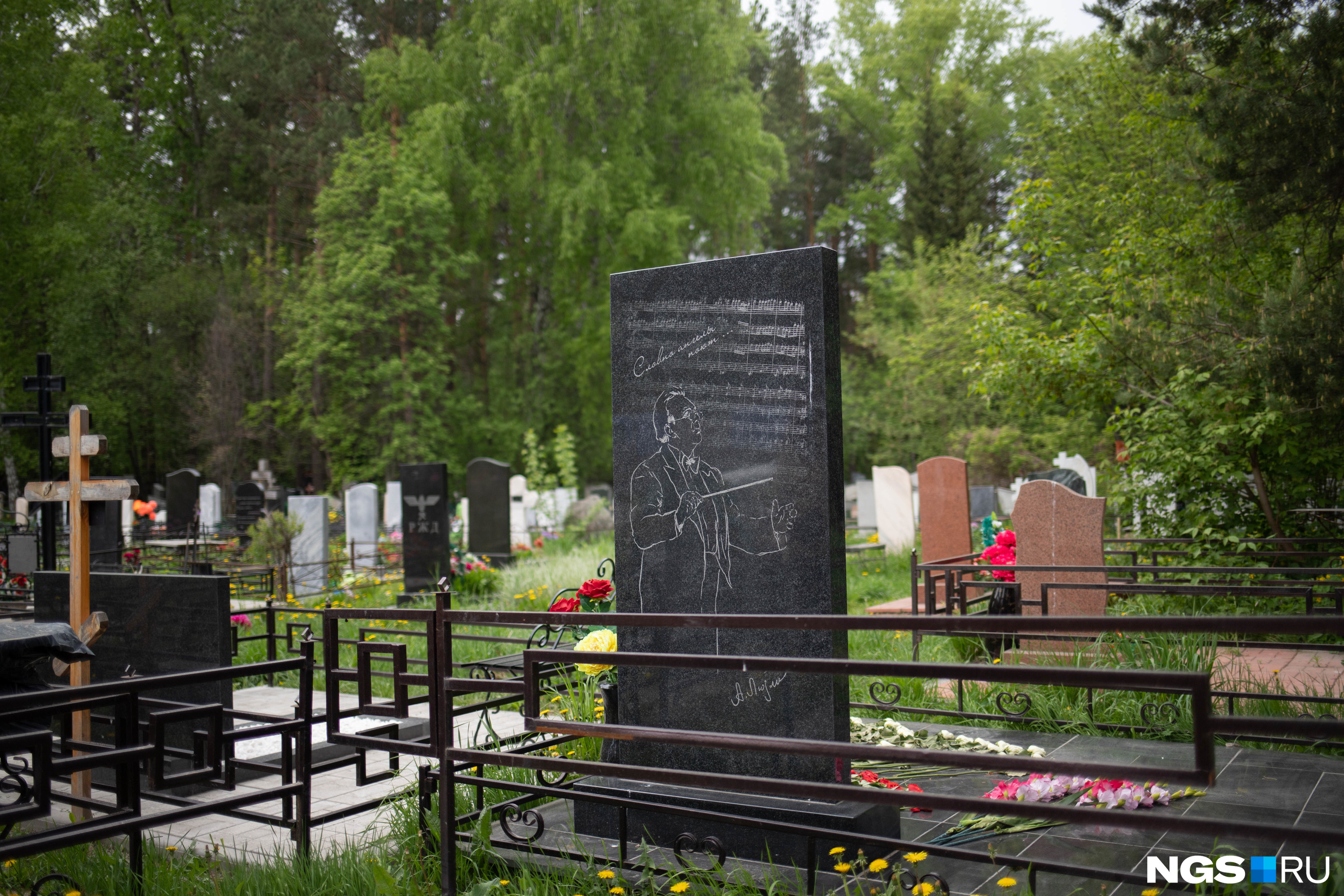 Почему названо кладбище. Инское кладбище Новосибирск Спутник. Надгробие на могилу. Старинное кладбище. Воинское кладбище.