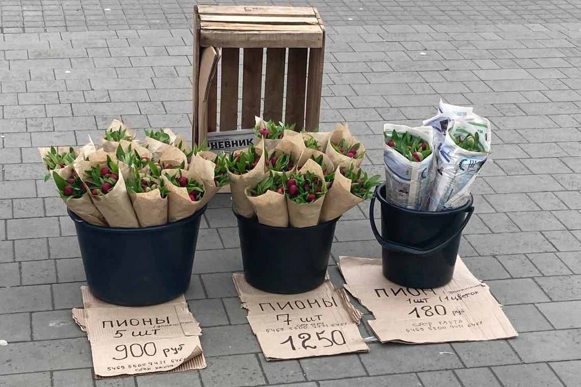 Чтобы хотя бы дома была весна. На улицах Петербурга начали продавать пионы, но почему они всегда такие дорогие?