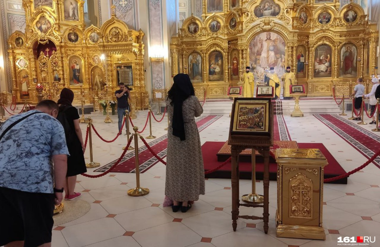 Молебен в кафедральном соборе Пресвятой Богородицы в Ростове-на-Дону Молебен в кафедральном соборе Пресвятой Богородицы в Ростове-на-Дону