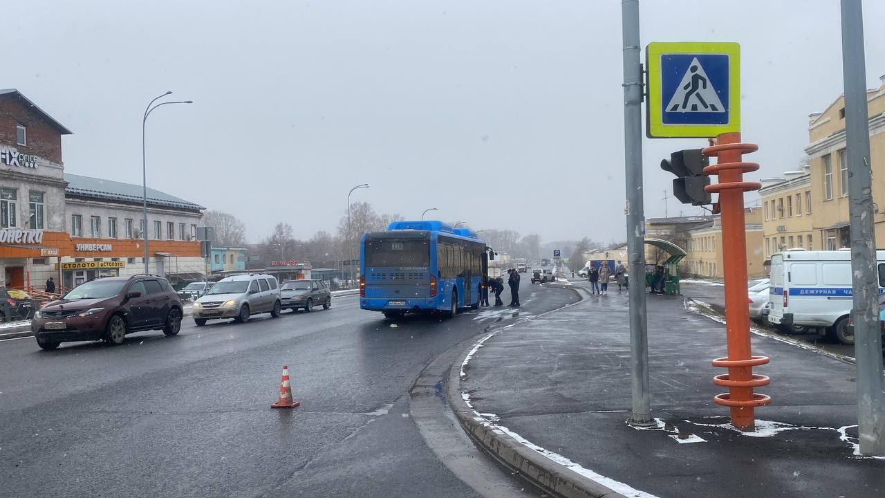 Пассажирский автобус сбил кемеровчанку на пешеходном переходе: что известно