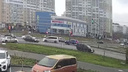 После жесткой аварии на проблемном перекрестке в Челябинске пострадавшую увезли на скорой (видео)