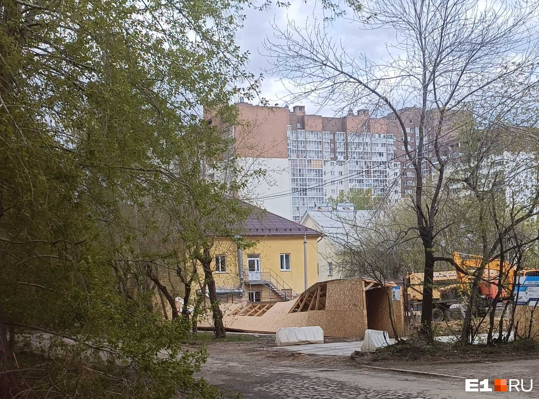 Крыши падают на машины, сносит столбы с проводами: Екатеринбург захватил шторм