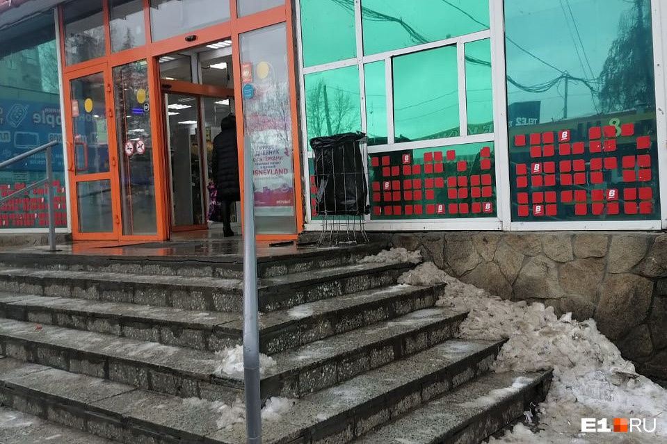 «Сильная боль не проходила». В Екатеринбурге женщина сломала позвоночник на скользких ступенях супермаркета