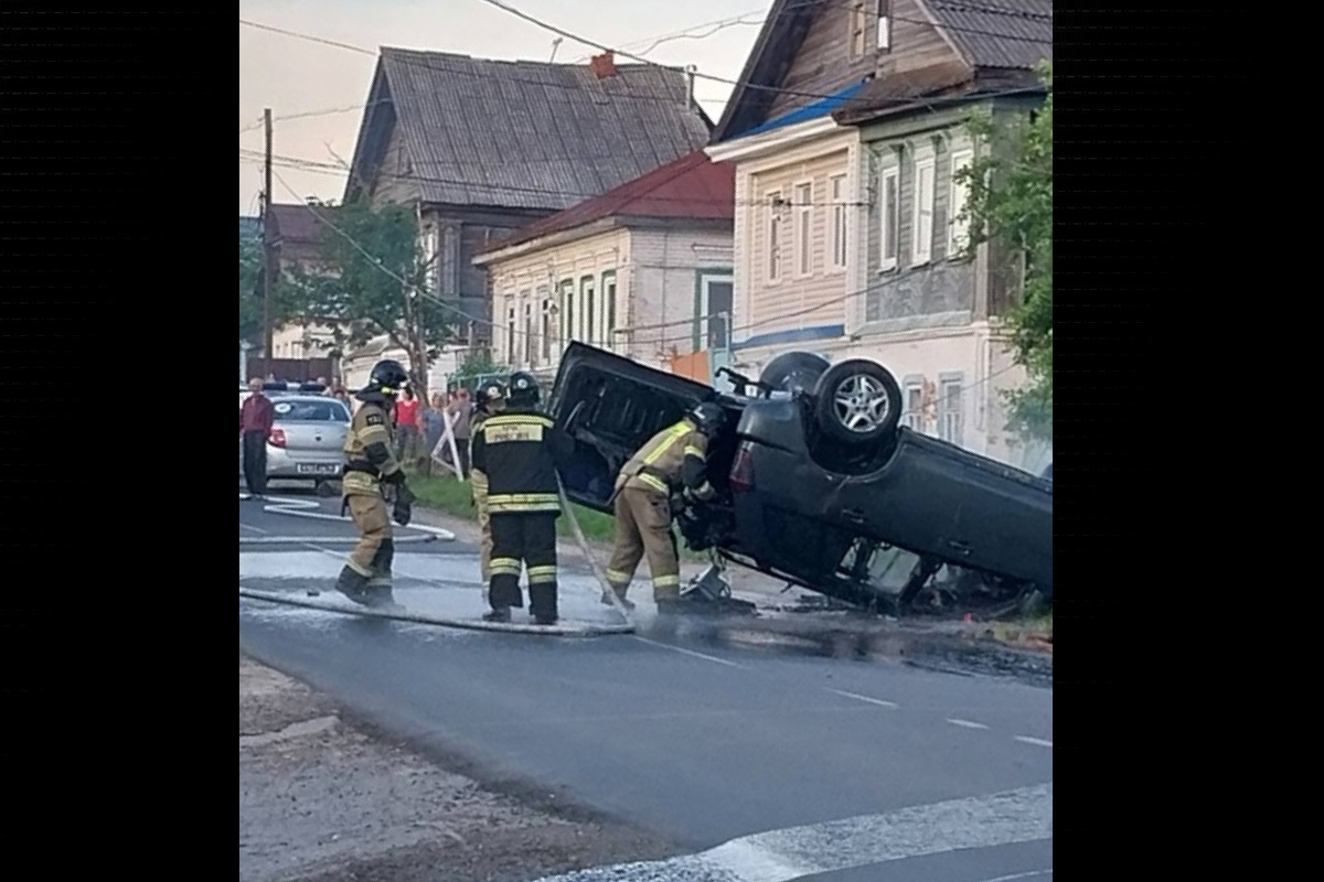 В Лыскове перевернулась иномарка: водитель угоняла от полицейских и не справилась с управлением