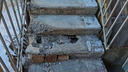 В Ростове военный на костылях рискует всякий раз, выходя на улицу: в его доме разваливается лестница