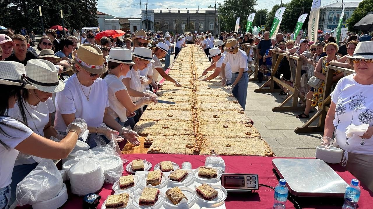 В Челябинской области испекли самый большой вишневый пирог в России