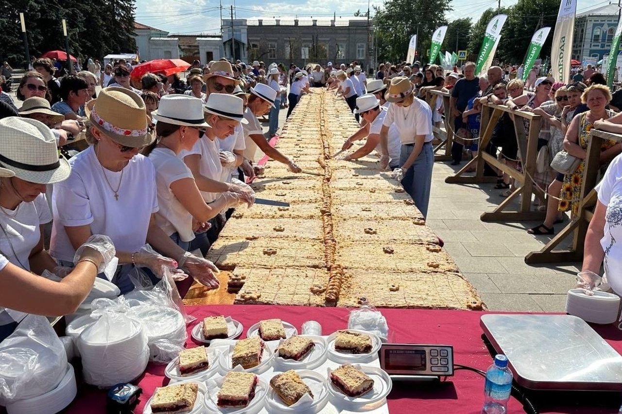 В столовой испекли