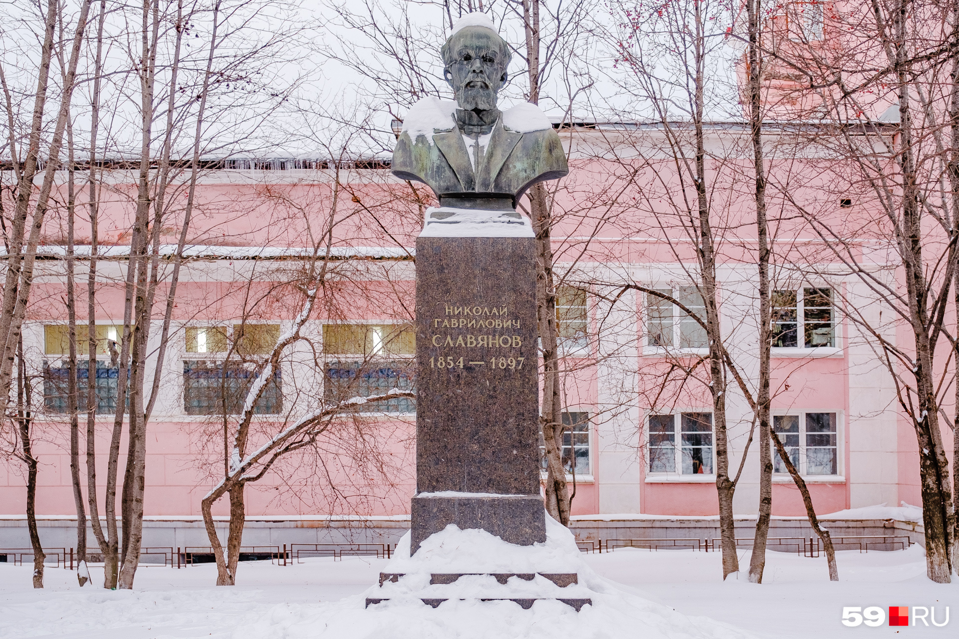 Перед колледжем также установлен бюст Николая Славянова
