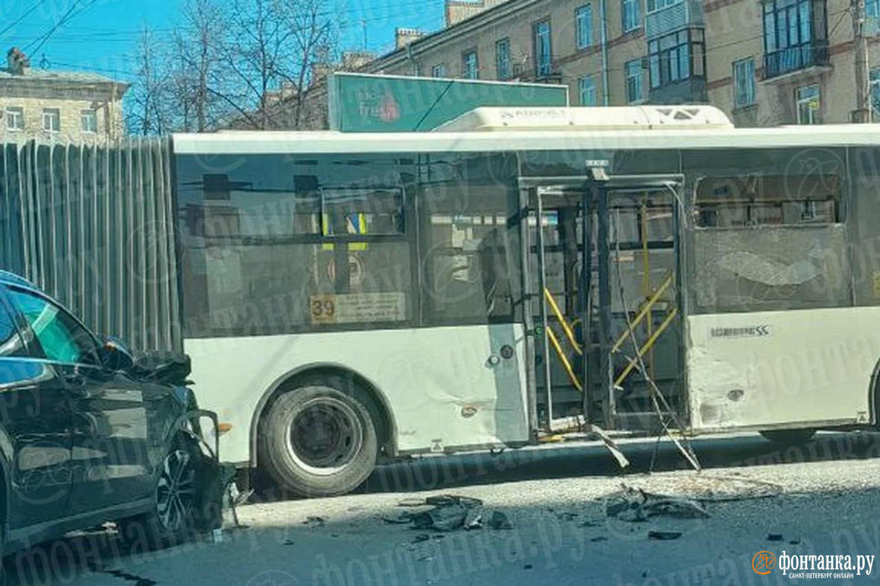 На Ленинском «Мерседес» разбил пассажирский автобус - 1 мая 2023 -  ФОНТАНКА.ру