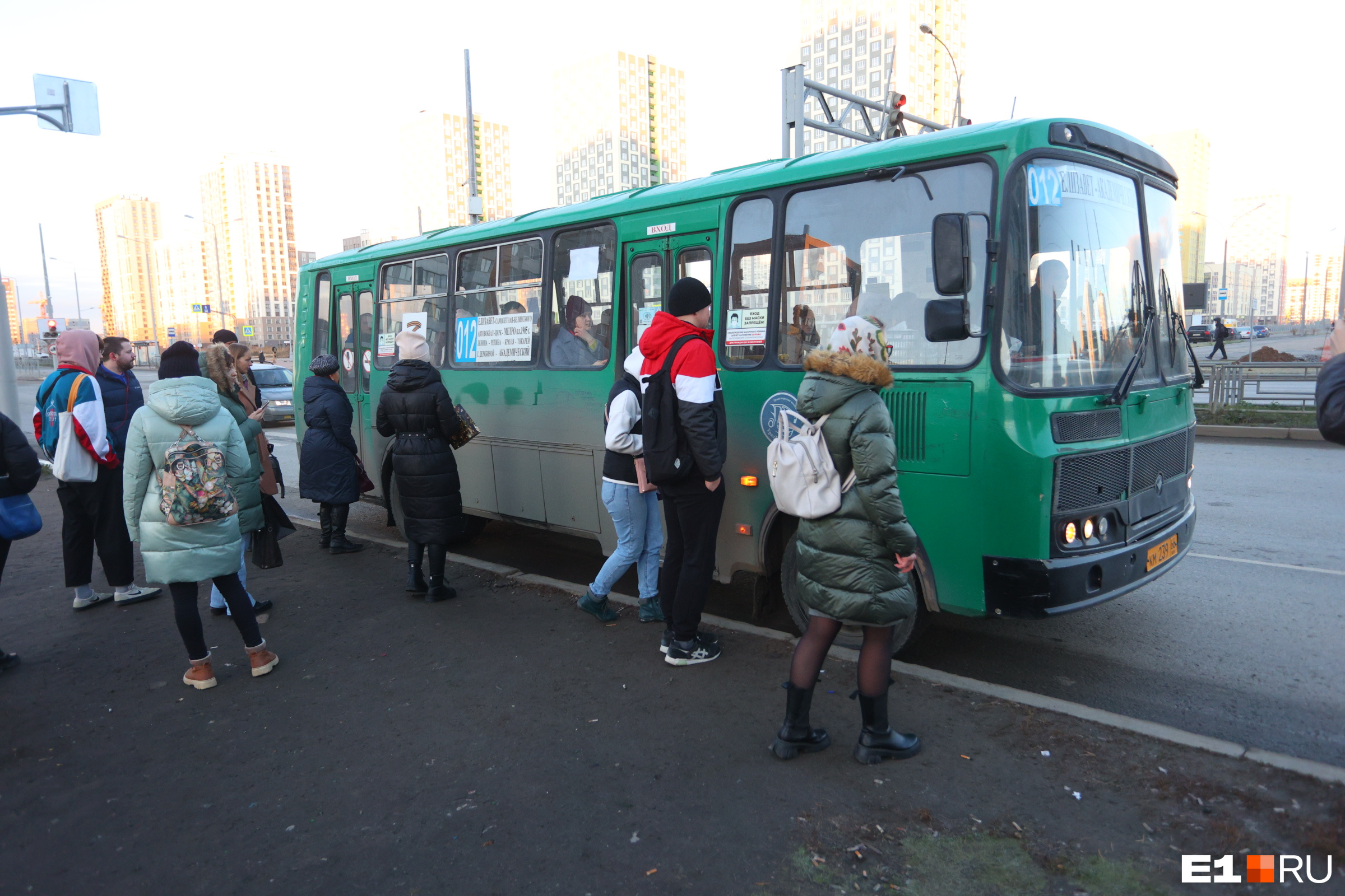 «Зажало ногу дверьми»: в Екатеринбурге автобус протащил девушку по проезжей части