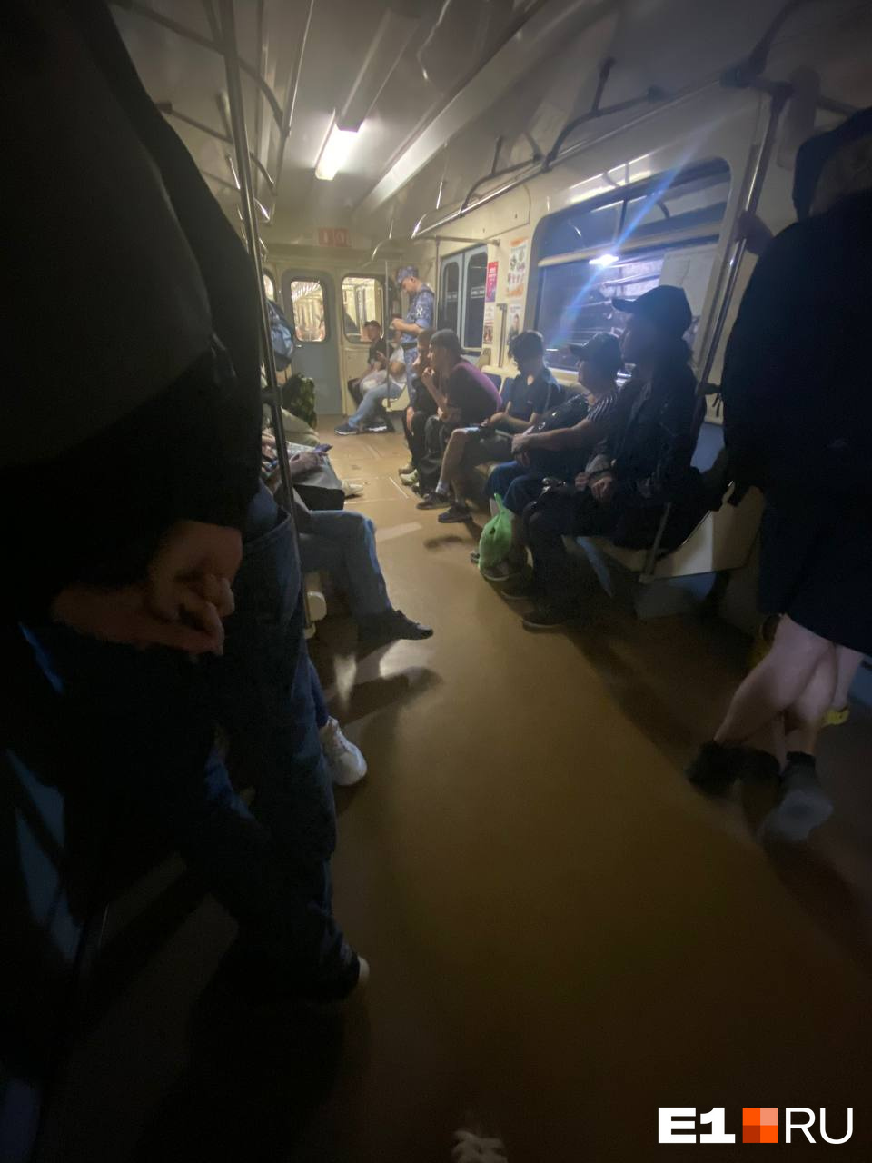 В метро Екатеринбурга на рельсы упал человек. Его вынесли на носилках