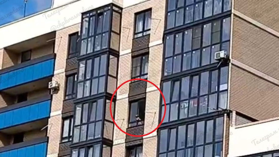 У жительницы Краснодара забрали сына. Она оставила его в квартире на <nobr class="_">22-м</nobr> этаже с открытыми окнами
