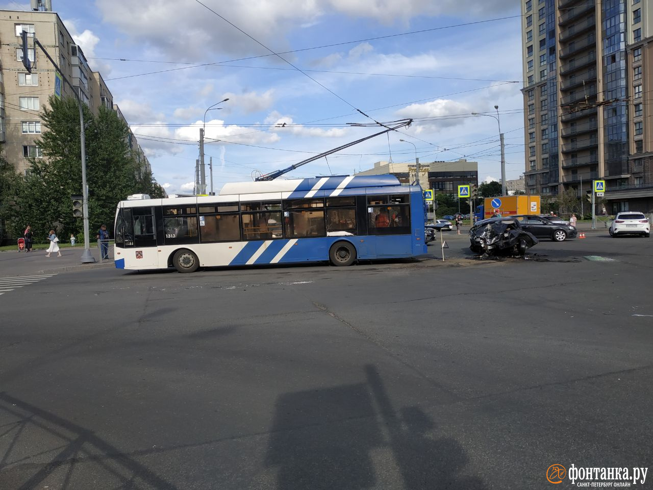 Подробности ДТП с троллейбусом на перекрестке Будапештской улицы и улицы  Ярослава Гашека в Петербурге - 25 июля 2023 - ФОНТАНКА.ру