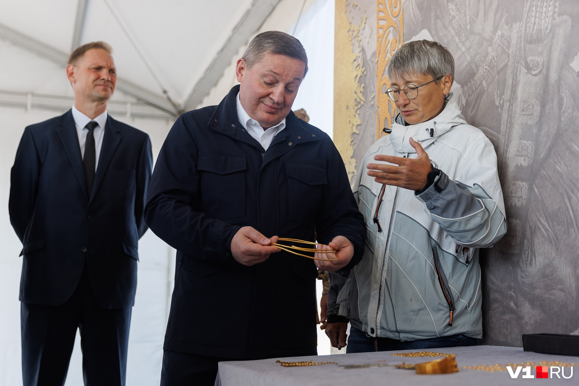 Губернатор Андрей Бочаров полюбовался золотыми украшениями <nobr class="_">2200-летнего</nobr> возраста