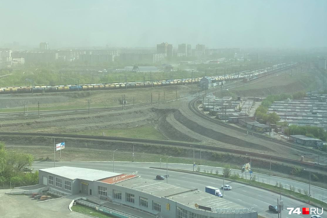 Центр города в это же время накрыла пылевая буря Центр города в это же время накрыла пылевая буря