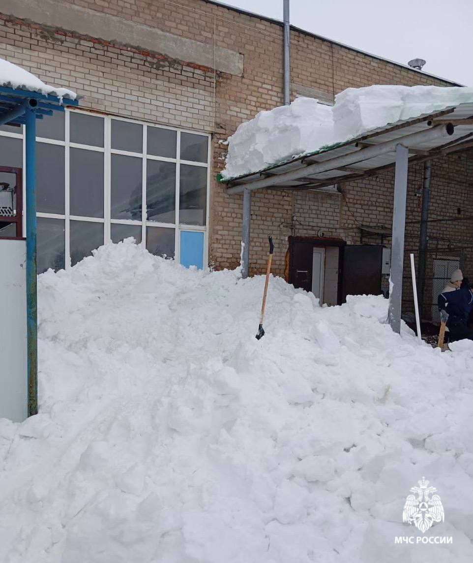 Мужчина чистил крышу в Башкирии, упал вместе со снегом и не смог откопаться