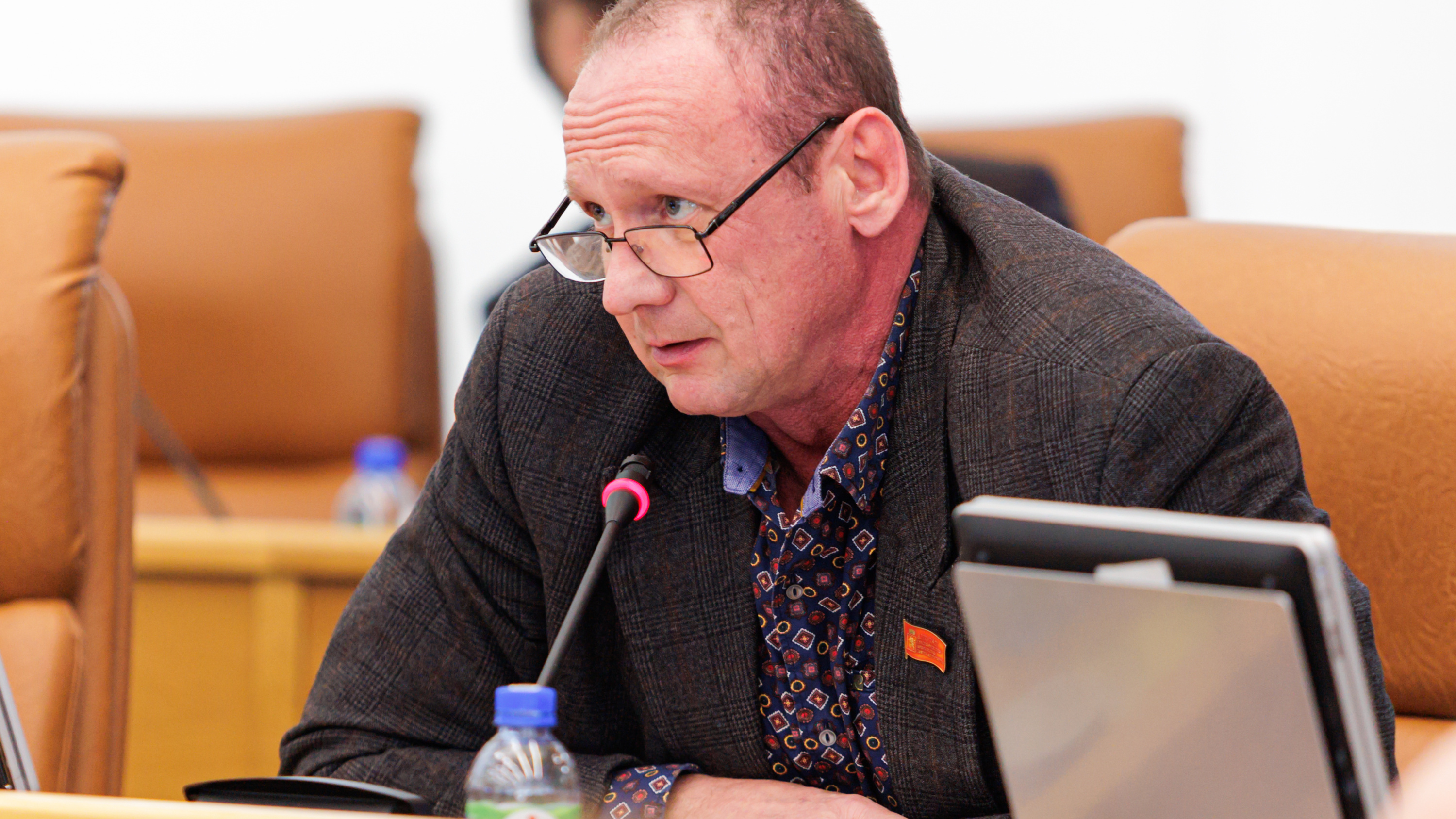 Депутат красноярского горсовета Дюков извинился за свои слова про «бомжей» и «алкоголиков», которых набрали по контракту