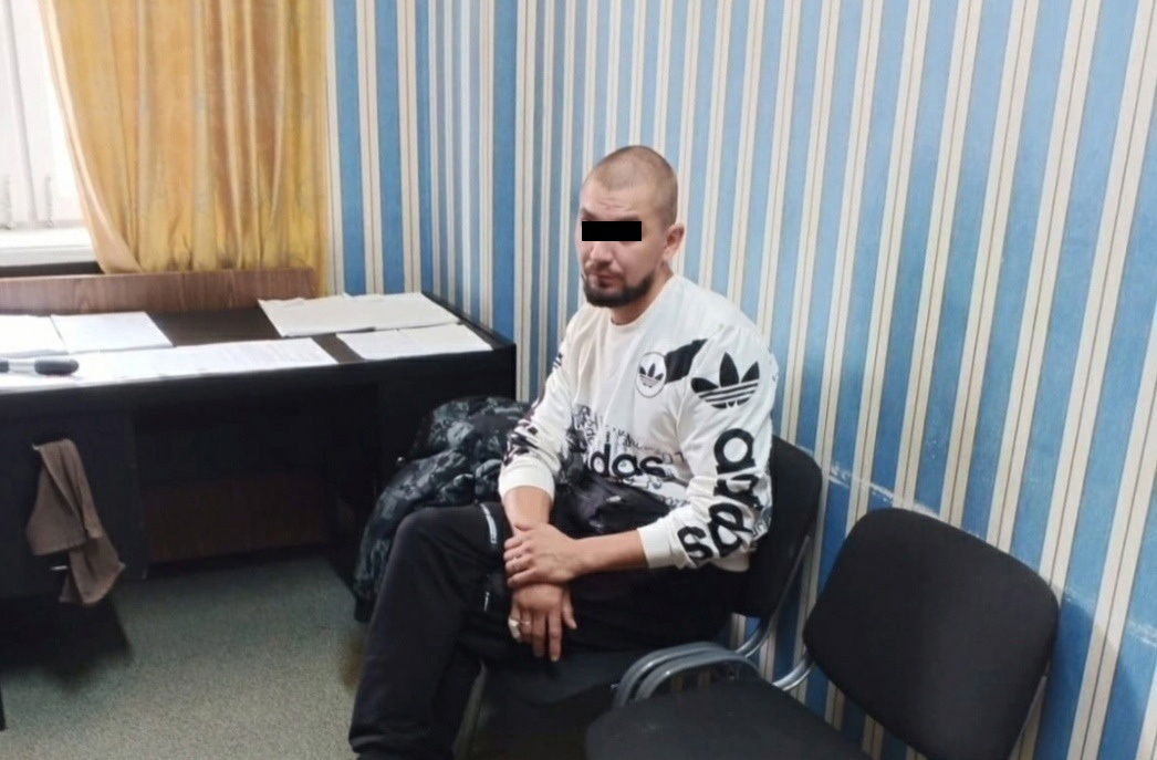 На Урале задержали мужчину, который работал курьером на банду мошенников
