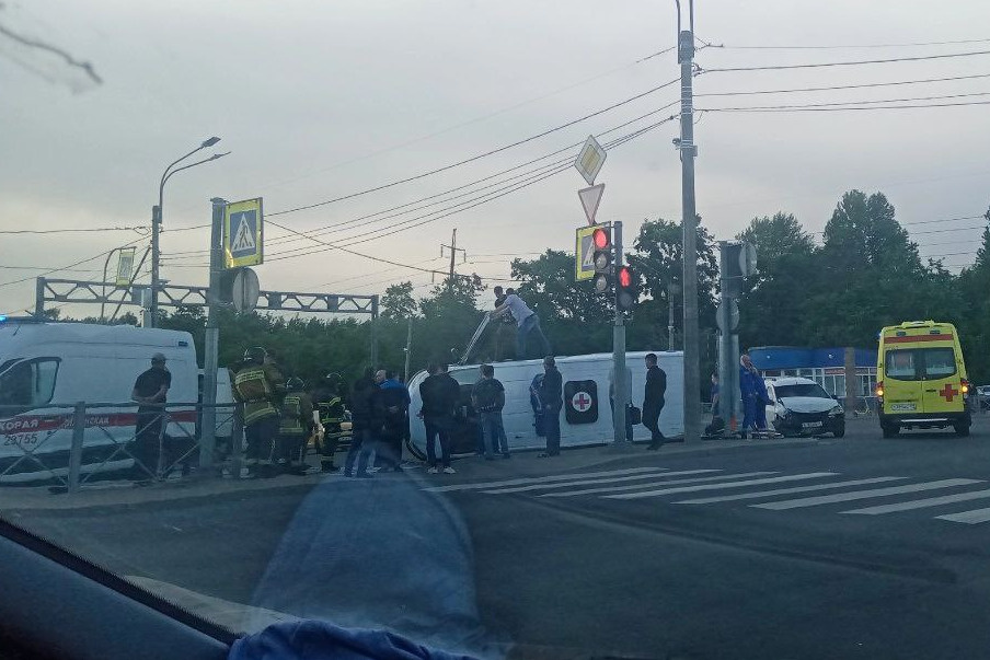 Машина скорой помощи перевернулась во Фрунзенском районе Петербурга