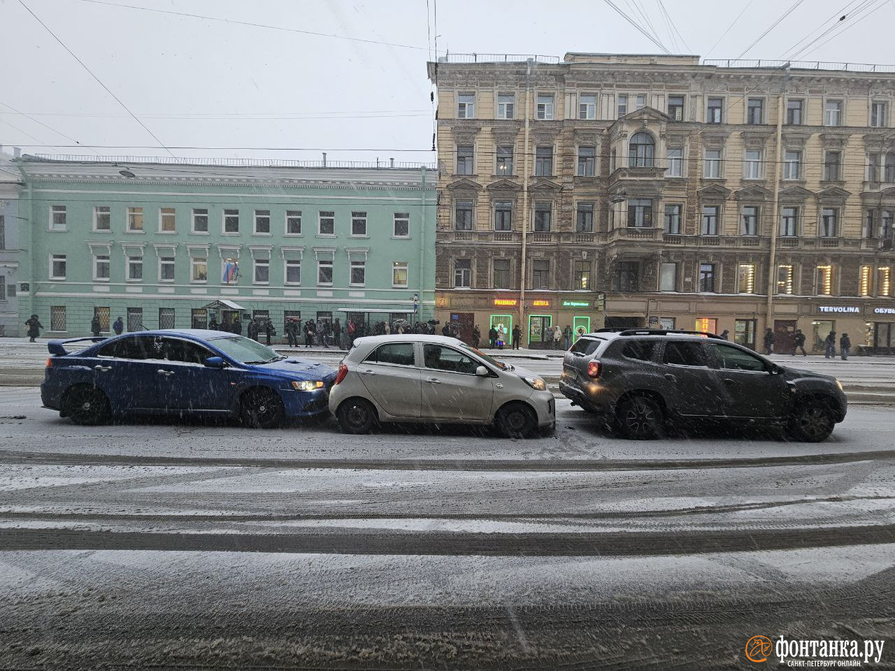 Фото и видео: день жестянщика из-за снегопада в Петербурге - 3 апреля 2024  - ФОНТАНКА.ру