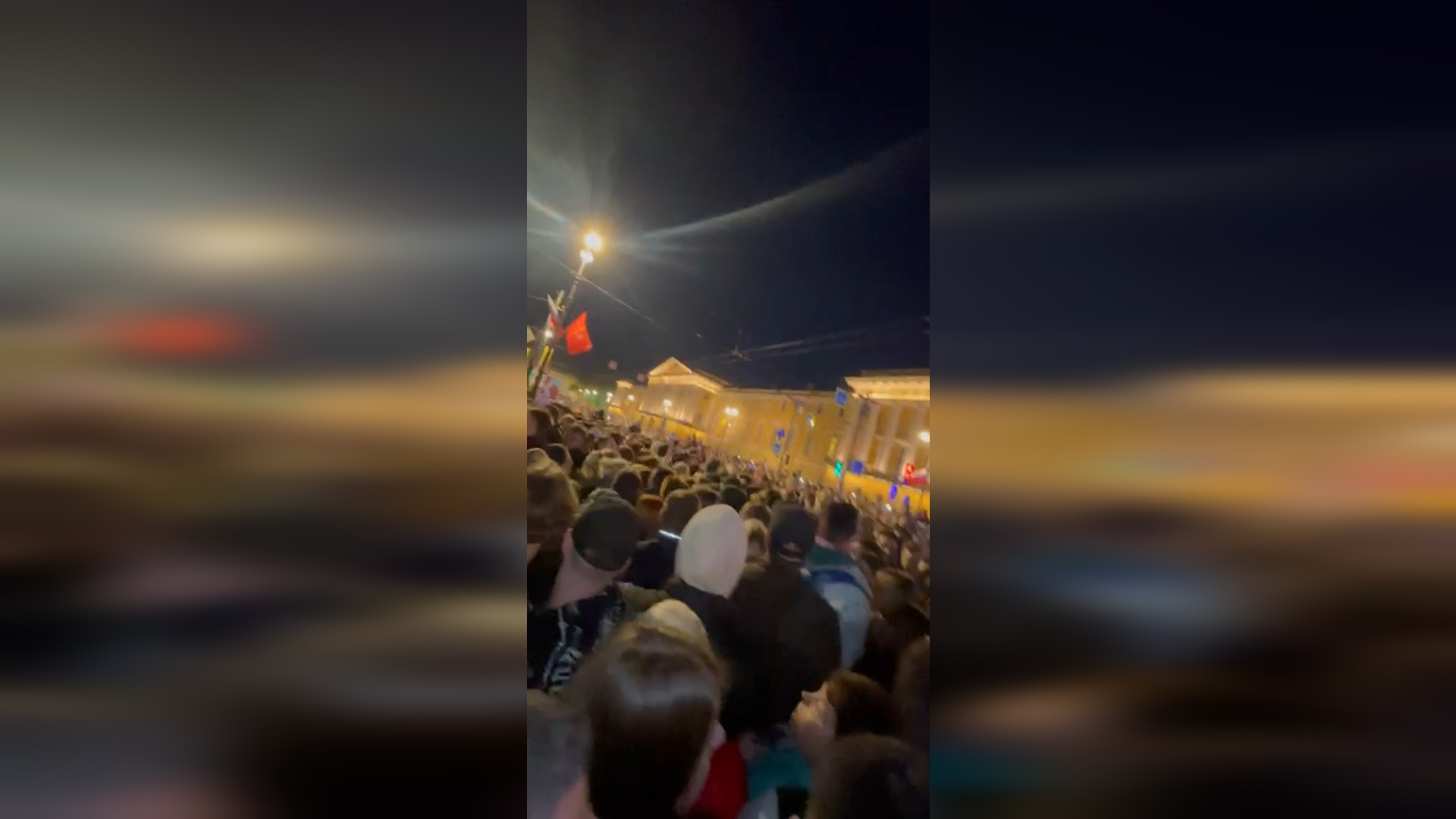 Во время салюта у Дворцового моста началась давка в толпе. К вечеру в центре Петербурга праздновали более миллиона человек