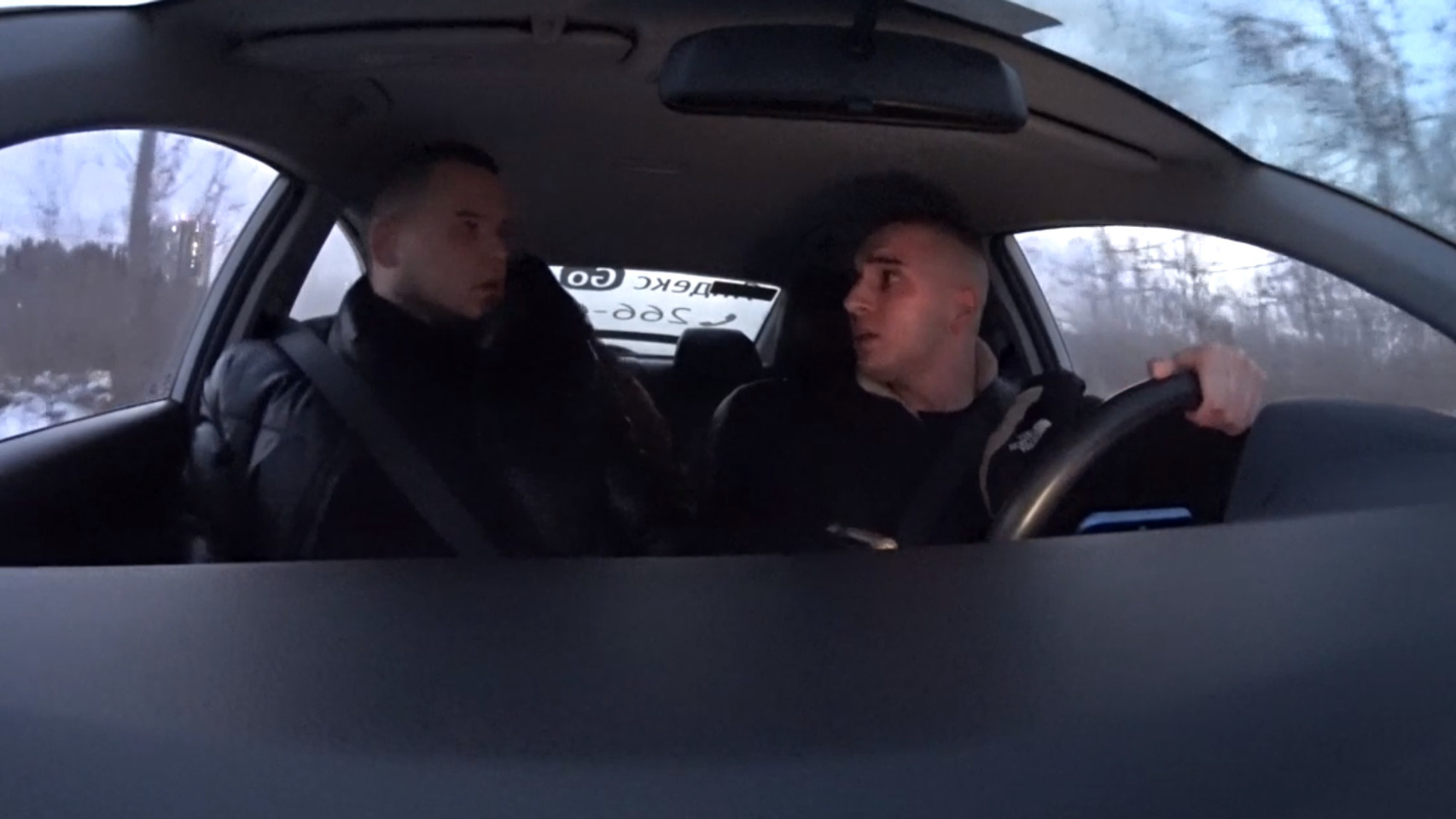 В Екатеринбурге таксист открыл стрельбу из-за нетерпеливых пассажиров: видео с неожиданной концовкой