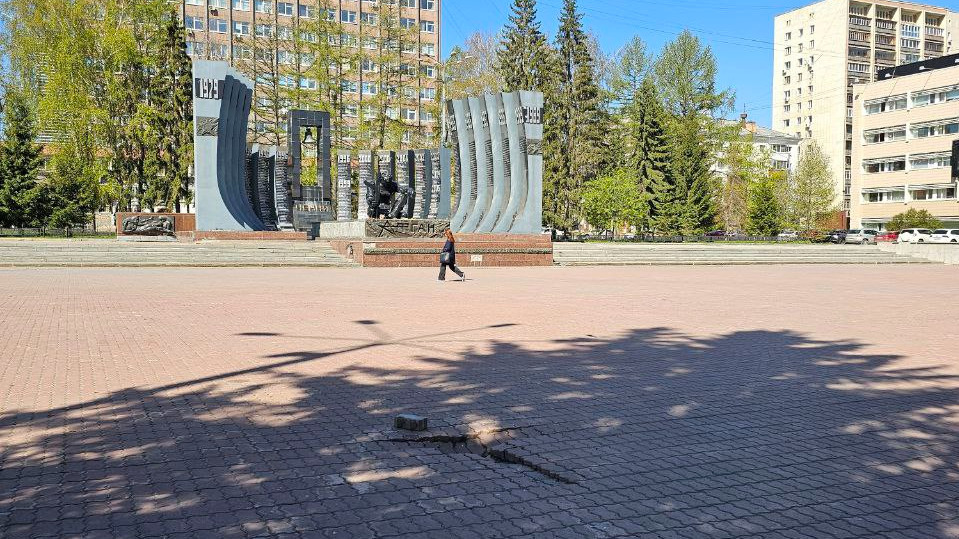 «Это просто позор». В Екатеринбурге разваливается знаменитый памятник воинам Афганистана и Чечни