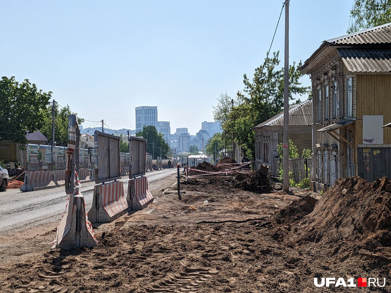 А по этой стороне уже не погуляешь: тротуары возле исторических зданий перерыли и отгородили