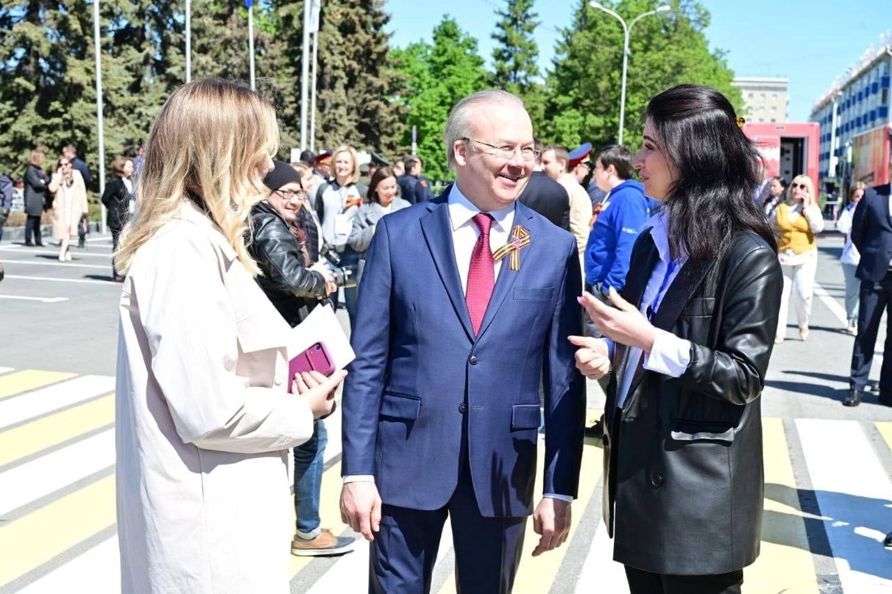 На этом фото Башкирова с премьер-министром Андреем Назаровым