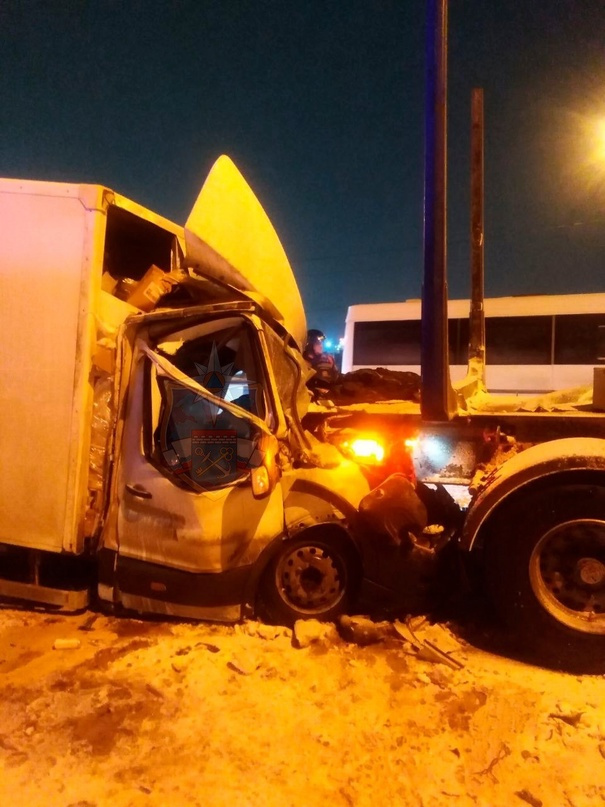 «Очень страшная авария на Московском шоссе»: ошмётки кабины одного грузовика — на прицепе другого