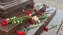 Губернатор, волонтеры и свечи за упокой. Что происходит на владивостокском мемориале жертвам теракта в Москве