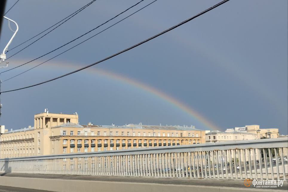 Первая двойная радуга лета показалась над Петербургом после дождя с грозой