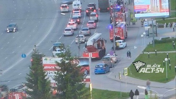 Спецтехнику заметили у торгового центра на Фрунзе — пожарные машины сняли на видео