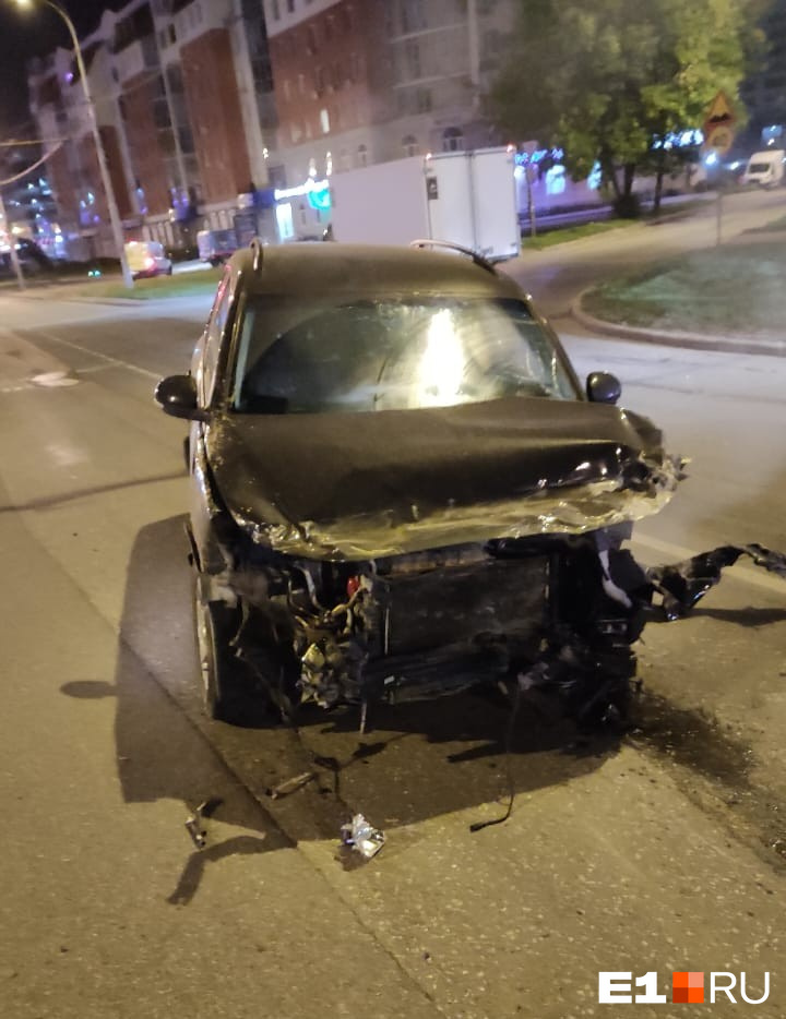 В Екатеринбурге водитель снес дорожное ограждение и бросил свое авто ...