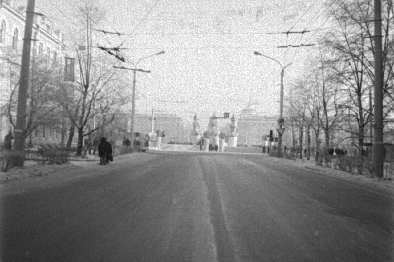 Вид на площадь имени Ленина. В подписи к фото уточняется, что на ней первый ледовый городок, год съемки 1989-й Вид на площадь имени Ленина. В подписи к фото уточняется, что на ней первый ледовый городок, год съемки 1989-й