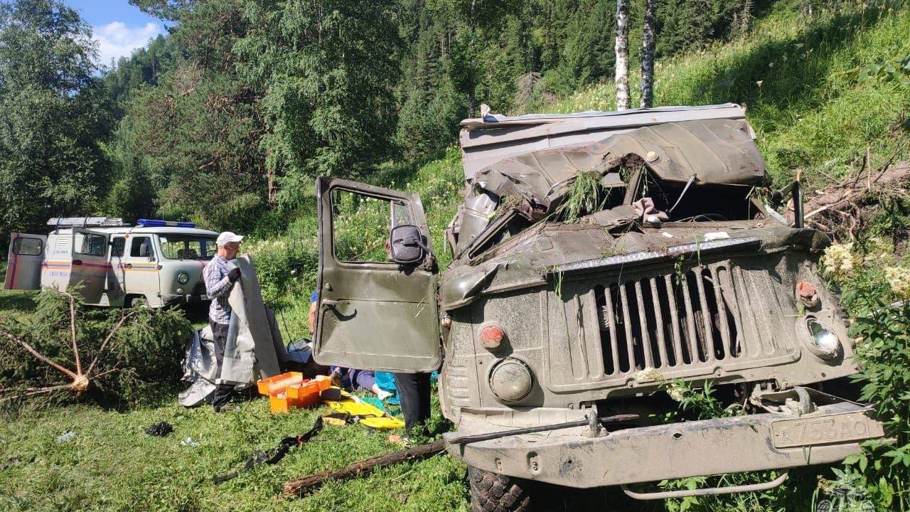 Появились фото с места, где на Алтае перевернулся грузовик с туристами — в аварии погиб один человек