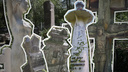 Деревянный Иисус и маяк на могиле: показываем самые необычные памятники на городском кладбище Самары