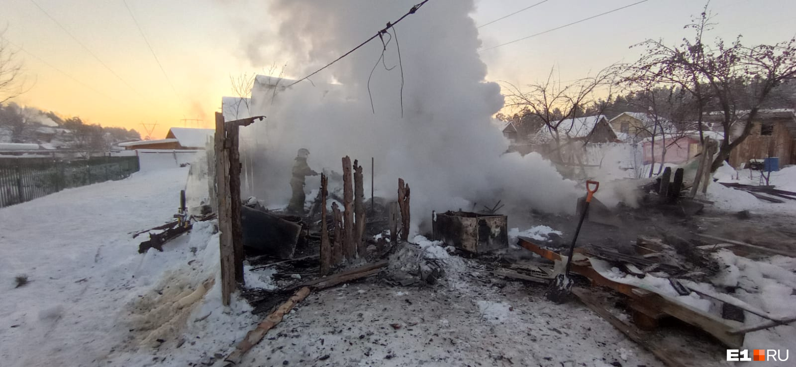 Во время пожара на Чусовском тракте погиб мужчина, четверо детей получили ожоги и надышались дымом