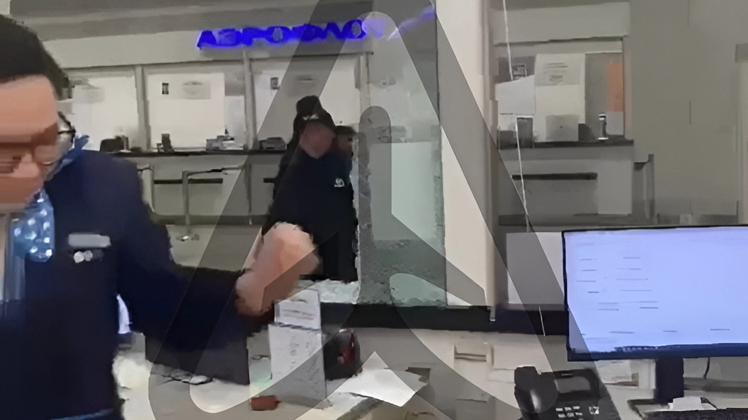 В Шереметьево пассажир опоздал на рейс и разбил окно стойки «Победы»: видео