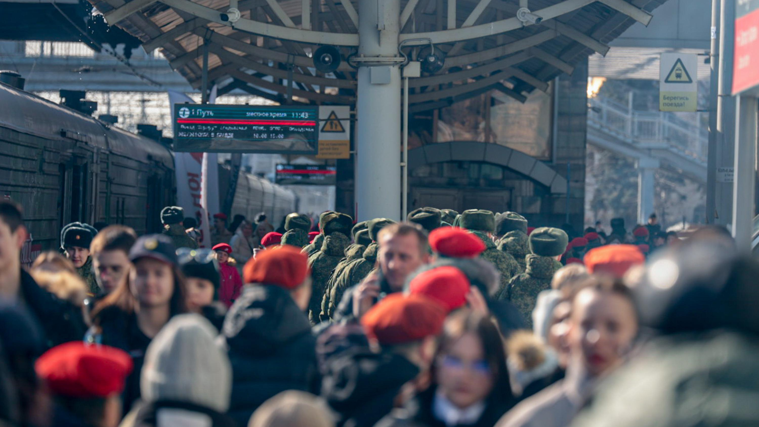«Мы с сумками 30 минут стояли на лестнице»: пассажиров возмутил пропускной режим на челябинском вокзале