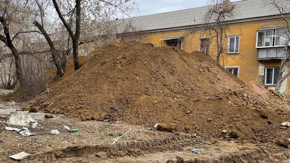 «Всё разворотили, гора грязи под крышу»: жителей старых домов в Челябинске возмутило строительство высотки