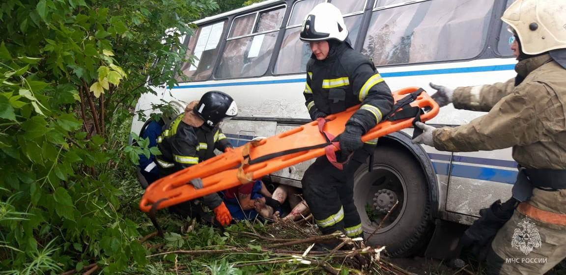 Автобус в Бийске столкнулся с грузовиком и смял остановку с людьми