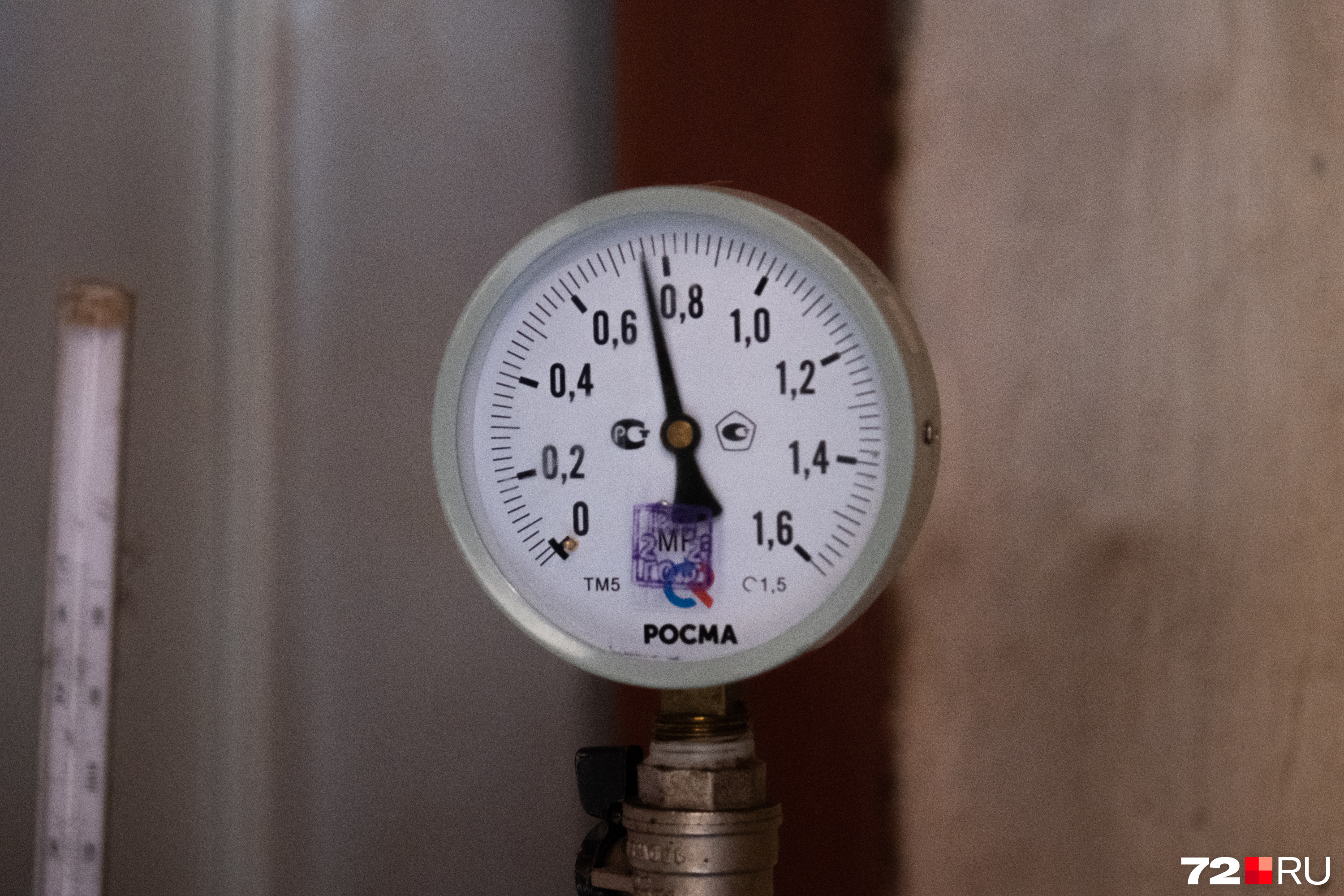Например, стоит манометр — прибор, измеряющий давление жидкости или газа в замкнутом пространстве